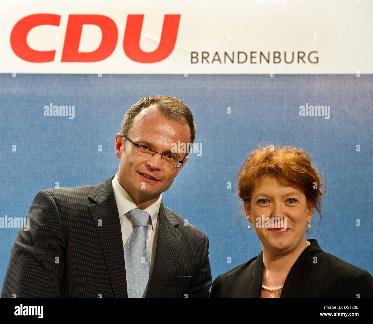 Die neugewählten Leiter der christlichen Demokraten Brandenburg, Michael Schierack (l-R) und Generalsekretär Anja Heinrich Pose während die Christdemokraten Brandenburg Vertragsstaat treffen in Potsdam, Deutschland, 17. November 2012. Die 230 Delegierten gewählt einen neuen Vorsitz. Foto: Patrick Pleul Stockfoto