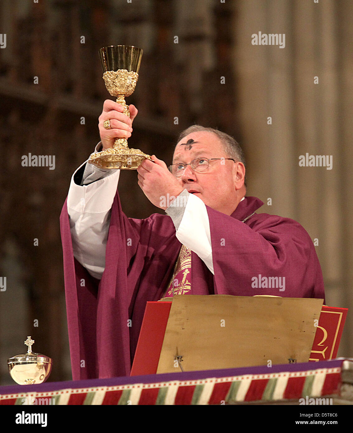 Neu gewählte führt Kardinal Timothy Dolan eine Aschermittwoch Zeremonie St. Patricks Kathedrale New York City, USA - 22.02.12 Stockfoto