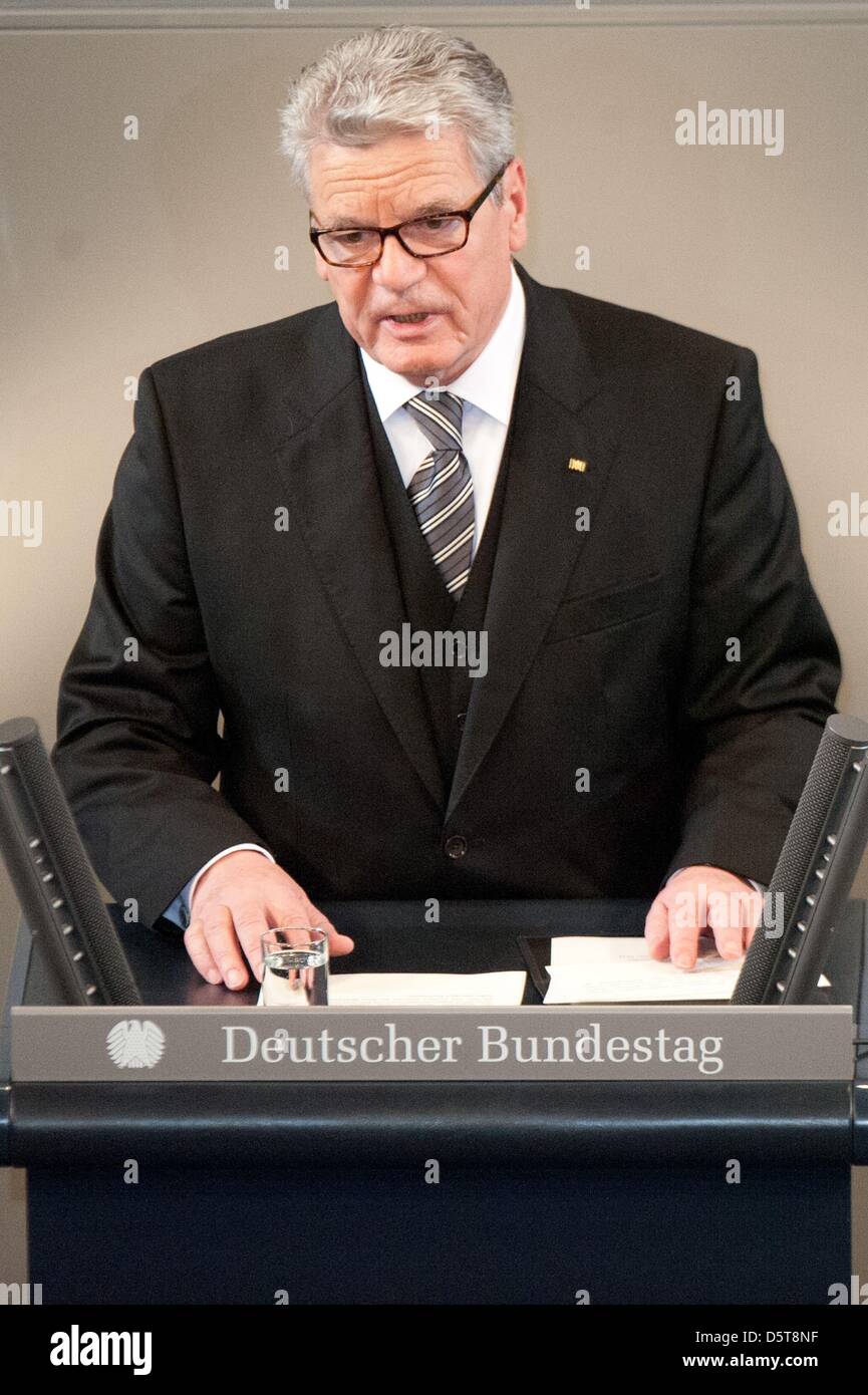 Der deutsche Bundespräsident Joachim Gauck hält eine Rede während einer Stunde der Erinnerung an die Deutsche Kriegsgräberfürsorge anlässlich der Tag der Trauer für die Opfer des Krieges im Deutschen Bundestag in Berlin, Deutschland, 18. November 2012. Foto: SEBASTIAN KAHNERT Stockfoto