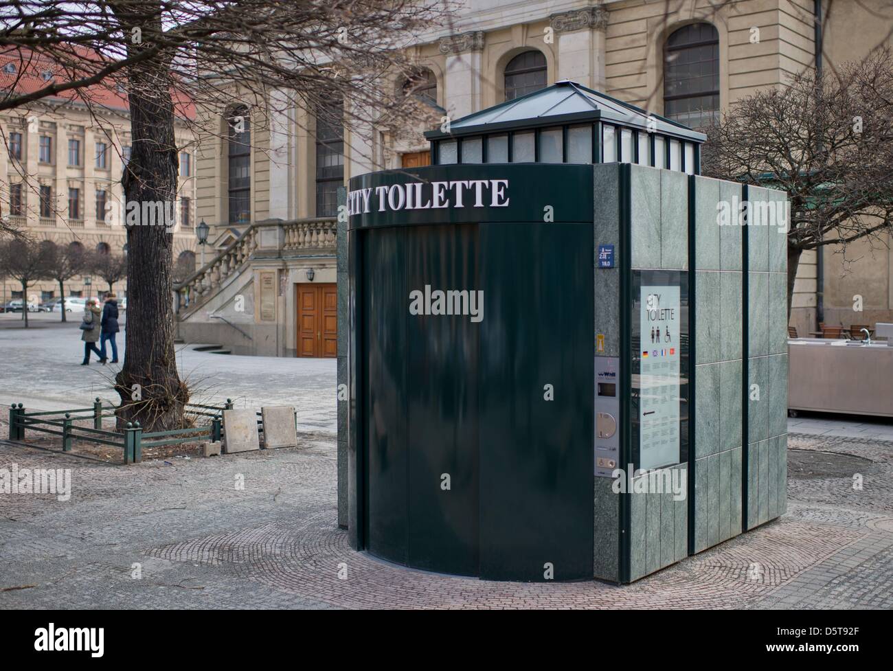 Eine öffentliche Toilette des Unternehmens Wand ist am Gendarmenmarkt in Berlin, 9. April 2013 abgebildet. Foto: Tim Brakemeier Stockfoto