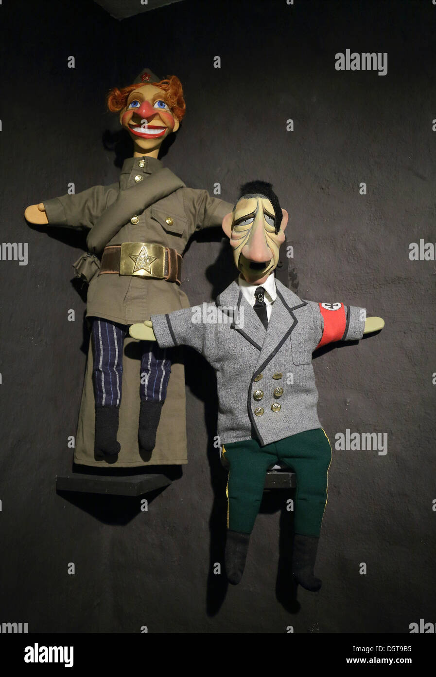 Die Puppen Hitler (R) und Petruschka als Soldat der Roten Armee sind auf Anzeige im Villa s. in Magdeburg, Deutschland, 13. November 2012. Das größte Marionetten-Museum in Mitteldeutschland soll um am 25. November 2012 zu eröffnen. 1.000 Exponate werden auf 600 qm ausgestellt. Foto: Jens Wolf Stockfoto