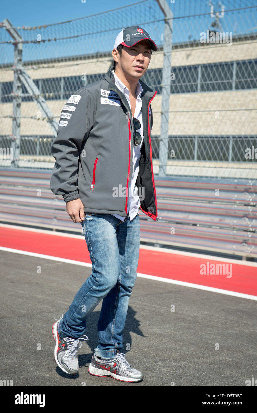 Japanische Formel-1-Fahrer Kamui Kobayashi Sauber kehrt von der Fahrer-Parade vor dem Start der Formel 1 United States Grand Prix auf dem Circuit of The Americas in Austin, Texas, USA, 18. November 2012. Foto: David sollte/dpa Stockfoto