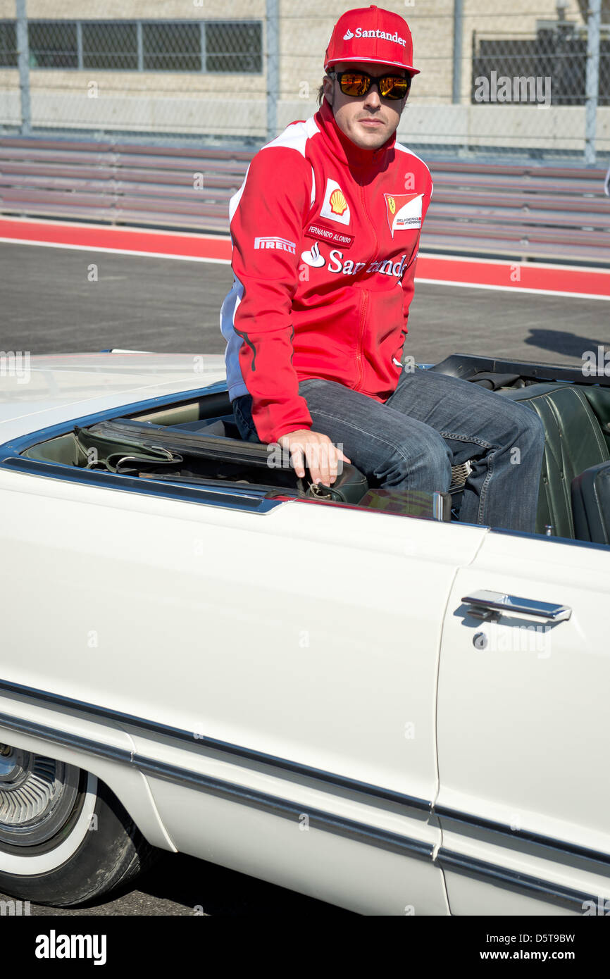 Spanisch-Formel-1-Fahrer Fernando Alonso Ferrari kehrt von der Fahrer-Parade vor dem Start der Formel 1 United States Grand Prix auf dem Circuit of The Americas in Austin, Texas, USA, 18. November 2012. Foto: David sollte/dpa Stockfoto