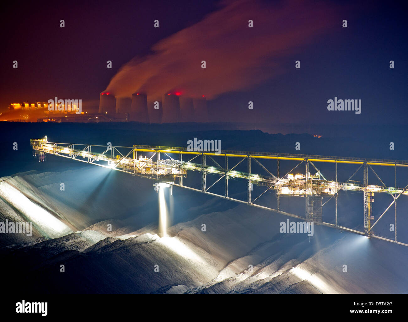 A mir verdirbt Brücke an der Braunkohle Tageslicht Mine der Vattenfall Europe AG in Jaenscherwalde, Deutschland, 14. November 2012 abgebildet ist. Lausaitz Kohle an einer Tageslicht-Mine gegossen und in Energie im nahe gelegenen Kernkraftwerk umgewandelt. die zwei Minen in der Region bieten eine tägliche Belastung von 60 000 Tonnen Braunkohle, umfasst die tägliche Energieversorgung einer Großstadt. Foto: PATRICK PLEUL Stockfoto