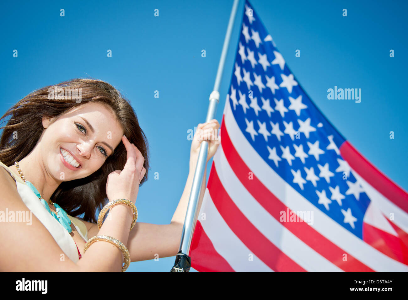 Grid Girl mit einer US-Flagge im Bild vor dem Start der Formel 1 United States Grand Prix auf dem Circuit of The Americas in Austin, Texas, USA, 18. November 2012. Foto: David sollte/dpa Stockfoto