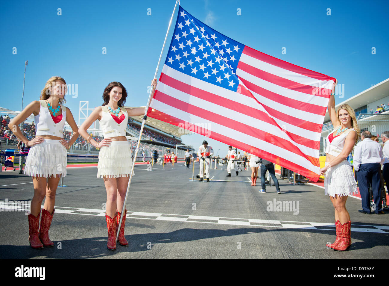 Grid Girls mit einer US-Flagge im Bild vor dem Start der Formel 1 United States Grand Prix auf dem Circuit of The Americas in Austin, Texas, USA, 18. November 2012. Foto: David sollte/Dpa + Stockfoto