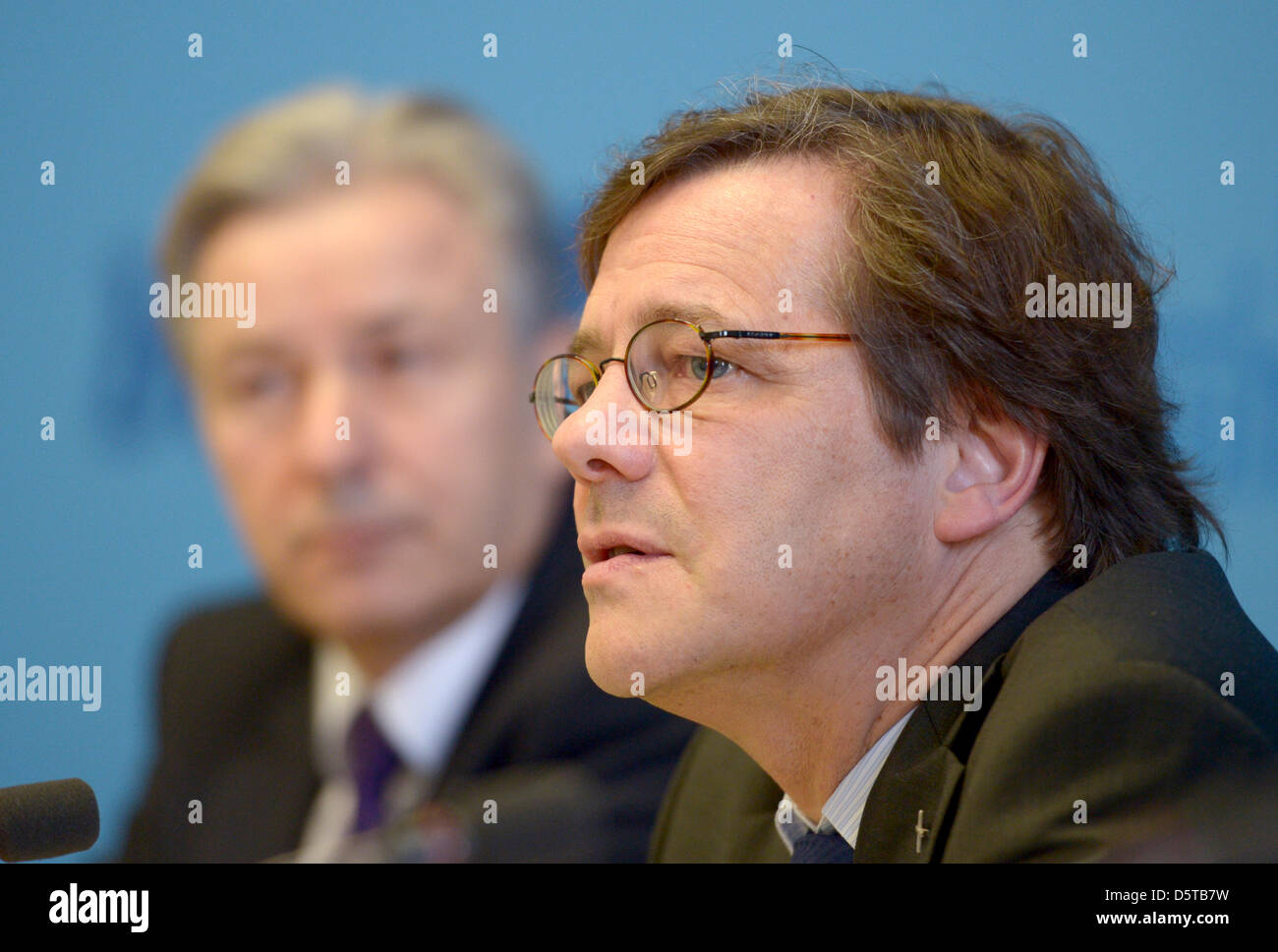 EZB, Bürgermeister von Berlin Klaus Wowereit (L) und der Vorsitzende der Kirchenleitung, Bischof Markus Droege, eine Pressekonferenz im Roten Rathaus in Berlin, Deutschland, 20. November 2012 abhalten. Der Berliner Senat und der Kirchenleitung der EKD Berlin-Brandenburg-Schlesische Oberlausitz (EKBO) trafen sich früher für Gespräche. Foto: Rainer Jensen Stockfoto