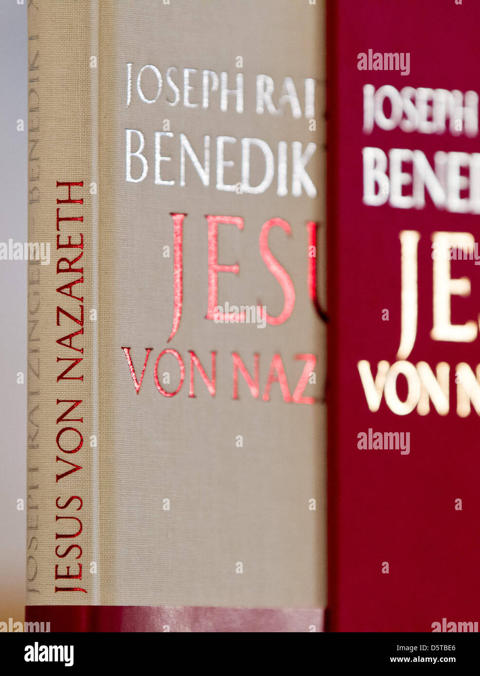 Der dritte Band der Jesus Trilogy von Papst Benedict XVI ist in Würzburg, Deutschland, 20. November 2012 abgebildet. Foto: DANIEL KARMANN Stockfoto