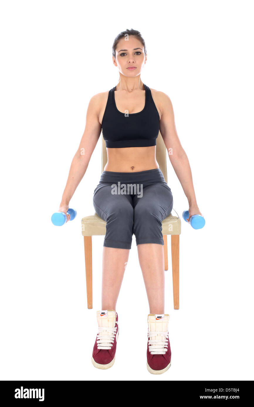 Zuversichtlich Positive junge Frau Durchführung Tricep Erweiterungen Übungen sitzen auf Stuhl Isoliert gegen einen weißen Hintergrund mit Kopie Raum bestimmt Stockfoto
