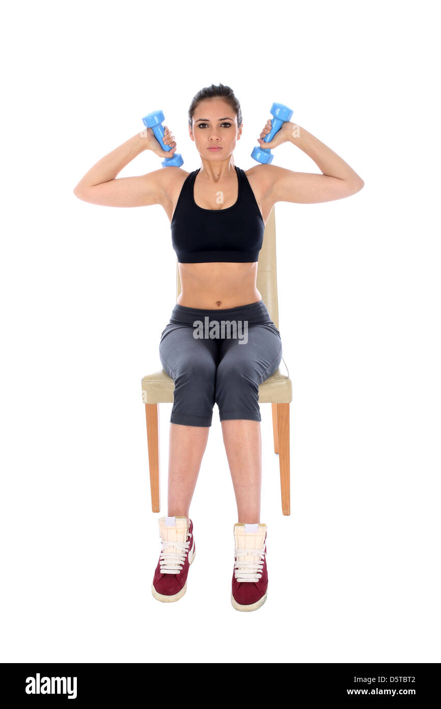 Zuversichtlich Positive junge Frau Durchführung Tricep Erweiterungen Übungen sitzen auf Stuhl Isoliert gegen einen weißen Hintergrund mit Kopie Raum bestimmt Stockfoto