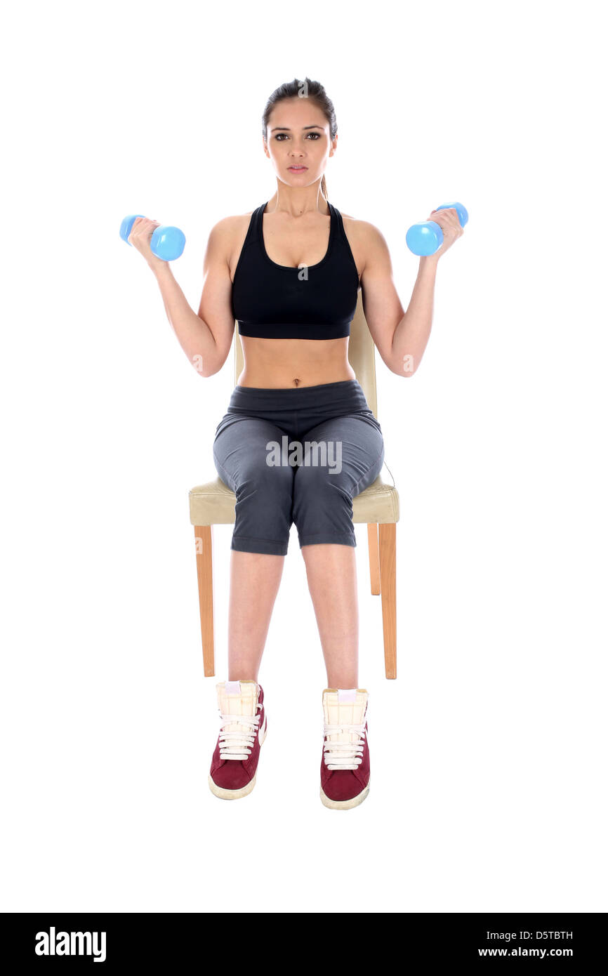 Zuversichtlich Positive junge Frau Durchführung Tricep Erweiterungen Übungen sitzen auf Stuhl Isoliert gegen einen weißen Hintergrund mit Kopie Raum bestimmt Stockfoto