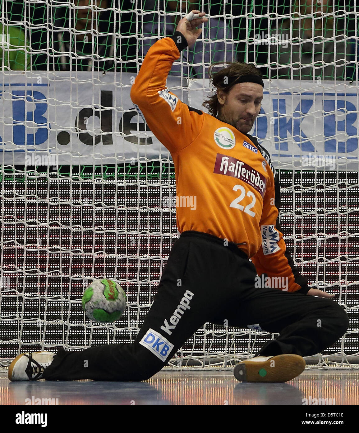 Magdeburger neuen Torwart Kristian Asmussen in Aktion während der deutschen Fußball-Bundesliga-Handball-match zwischen SC Magdeburg und TSV Hannover/Burgdorf in der Getec-Arena in Magdeburg, Deutschland, 20. November 2012. Foto: Jens Wolf Stockfoto