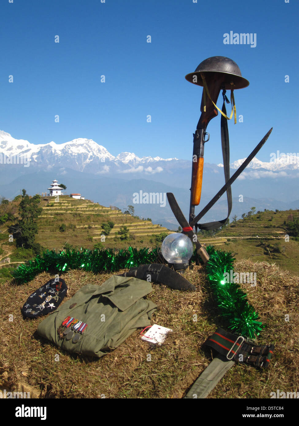 Ein Stahlhelm sitzt auf einem Gewehr, welches neben einem typisch nepalesischen Kukuri-Messer und ein Gurkha einheitlich in Syangja, Nepal, 20. November 2012 eingerichtet ist. Seit 20. November findet eine dreitägigen Festveranstaltung statt 60.000 Gurkhas erinnern, die dort verloren in der britischen Armee lebt. Foto: Pratibha Tuladhar Stockfoto