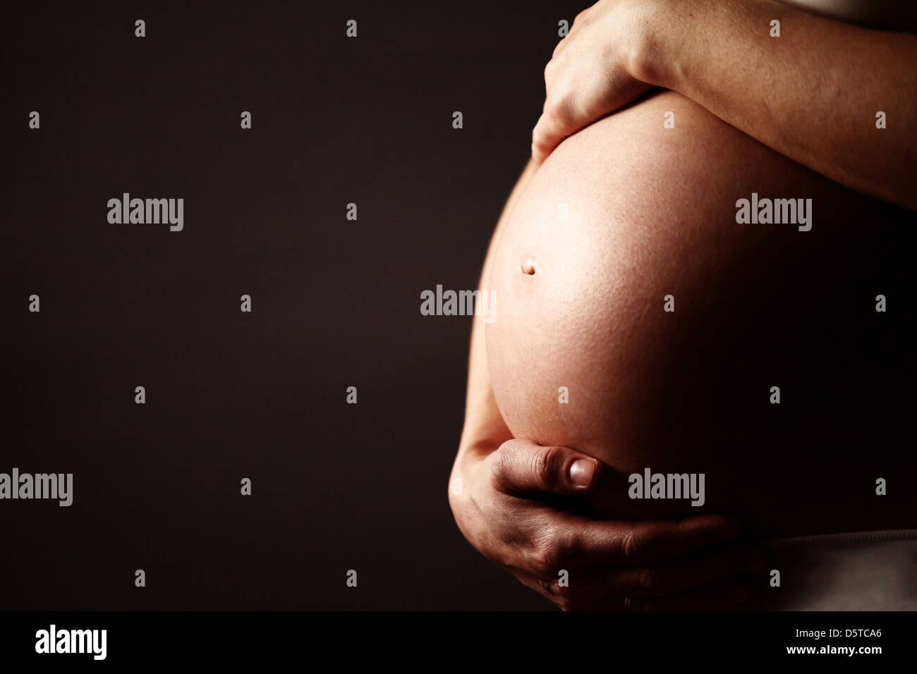 Schwangere Frau mit ihrem Bauch. Stockfoto