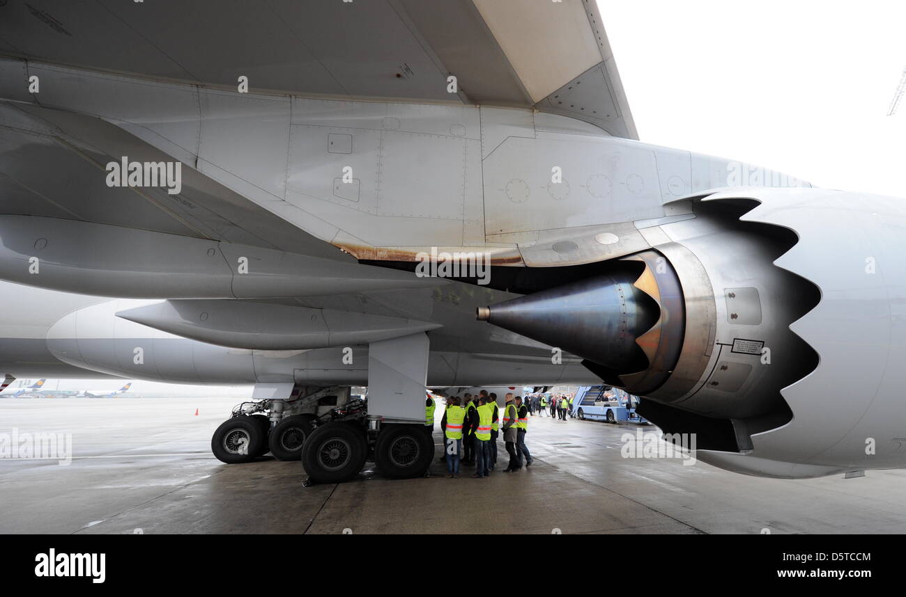 Eine Besuchergruppe Betrachtet bin am 21.11.2012 in München (Bayern) Flughafen Das Fahrwerk Einer Boeing 747-8 Intercontinental. Seit Mai 2012 Hat Lufthansa Diese Neue Version des Jumbo in Ihrer Flotte, Erstmals Landete Artikelwort Typ in München sterben Umm Hier Vorgestellt Zu Werden. Foto: Tobias Hase/dpa Stockfoto