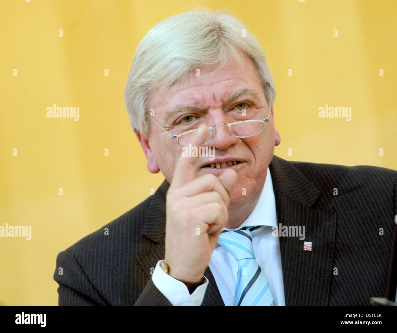 Premier von Hessen Volker Bouffier (CDU) hält eine Rede an den Hessischen Landtag in Wiesbaden, Deutschland, 21. November 2012. Der Landtag diskutiert den Staatshaushalt. Der finanziellen Zweijahreszeitraum des Hessischen Ministers für Finanzen zielt darauf ab, neue Kredite zu senken. Foto: Arne Dedert Stockfoto