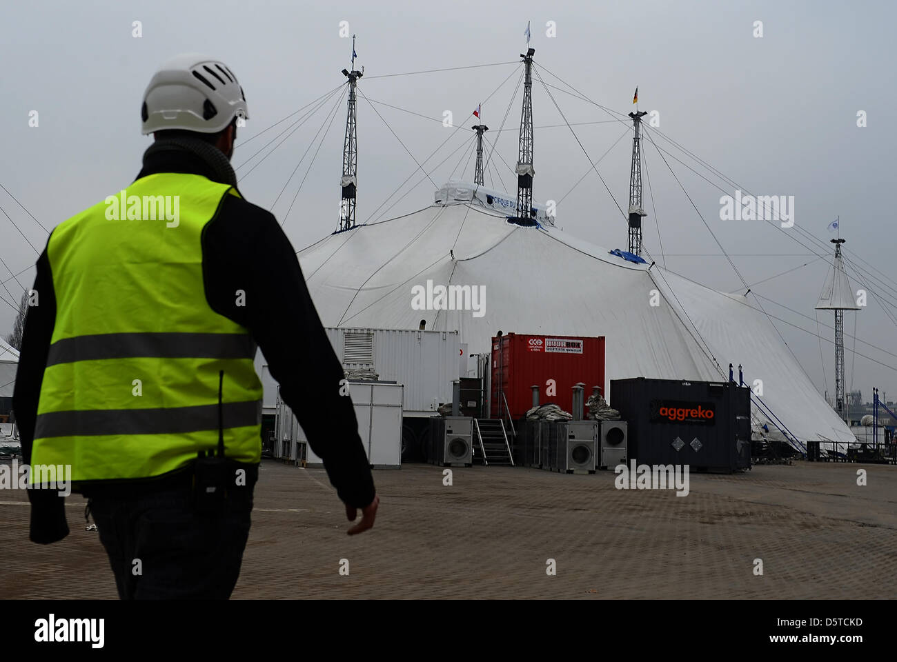 Ein Arbeiter geht auf das Zelt für die Circqie du Soleil-Show "Corteo" in Berlin, Deutschland, 21. November 2012. Ca. 60 Frauen und Männer engagieren sich die 100 Stahlrohre des Zeltes "Grand Chapiteau" zu errichten. Foto: Britta Pedersen Stockfoto