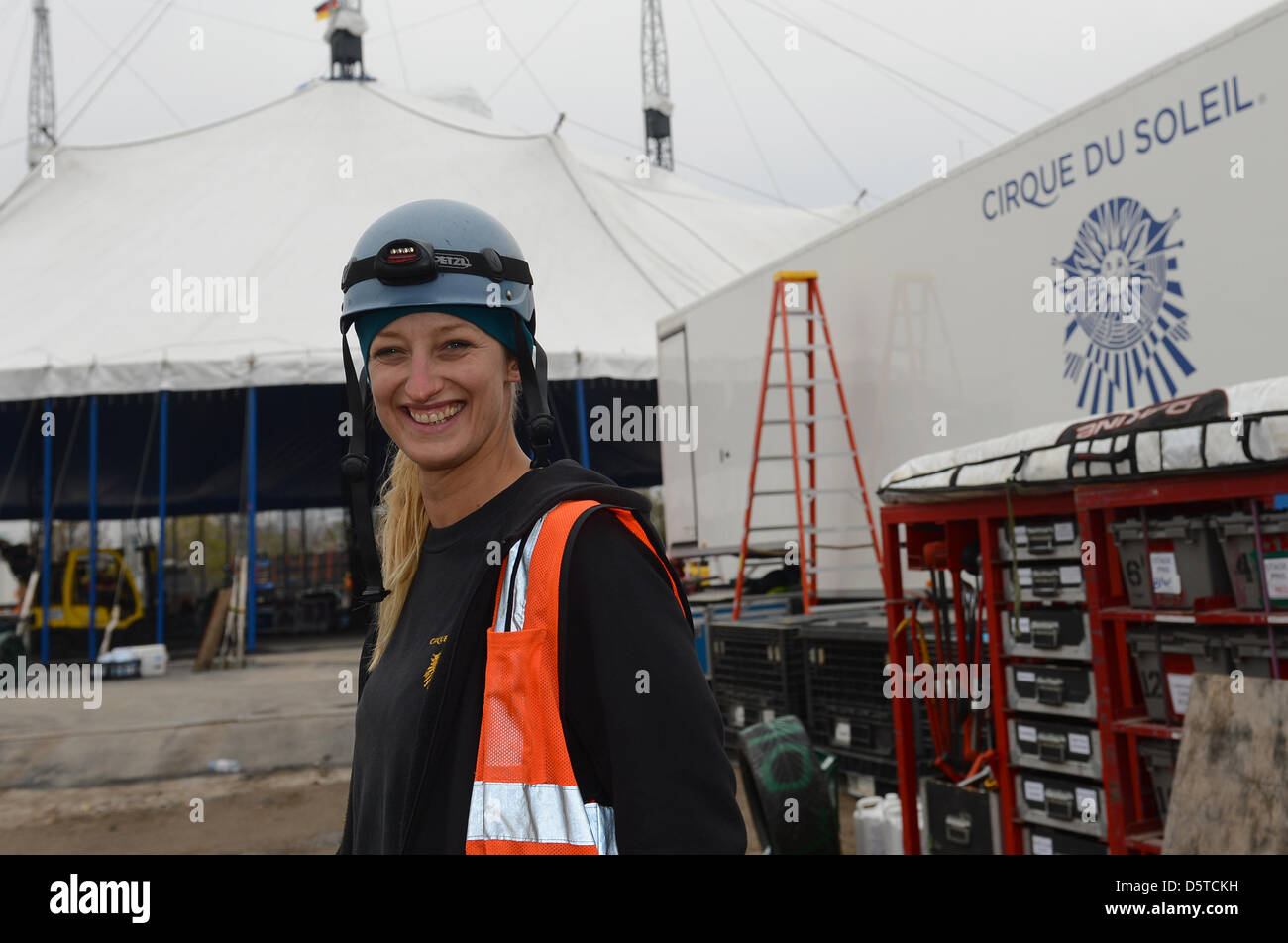 Zelt-Spezialist Tanja Spelz steht vor dem Zelt für Circqie du Soleil-Show "Corteo" in Berlin, Deutschland, 21. November 2012. Ca. 60 Frauen und Männer engagieren sich die 100 Stahlrohre des Zeltes "Grand Chapiteau" zu errichten. Foto: Britta Pedersen Stockfoto