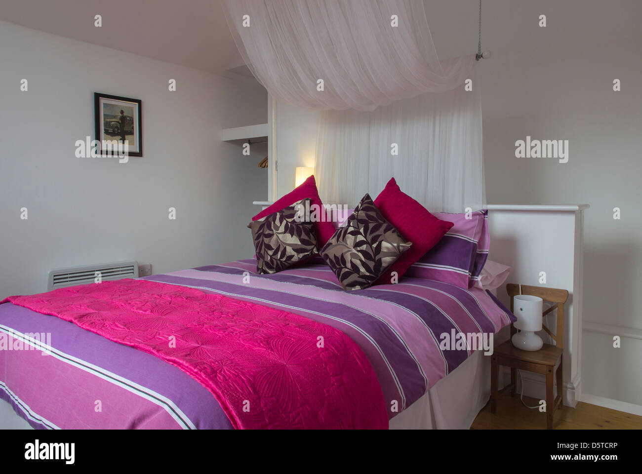 Modernes Schlafzimmer, mit Doppelbett, Devon, England, UK. Europa Stockfoto