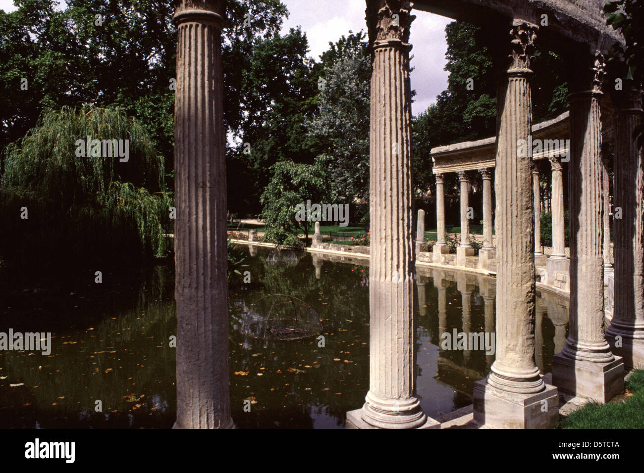 Kolonnade neben Naumachie Becken im Parc de Monceau Park befindet sich im 8. und 17. Arrondissement von Paris-Frankreich Stockfoto