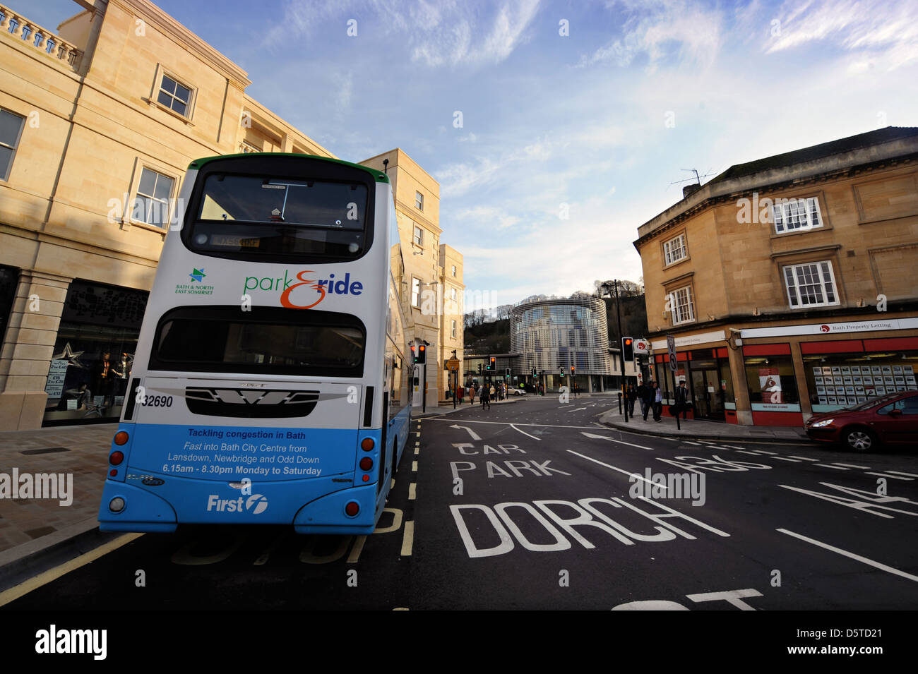 Gesamtansicht von der Southgate Shopping Center mit einem Park &amp; Ride Bus in Bath Somerset UK Stockfoto