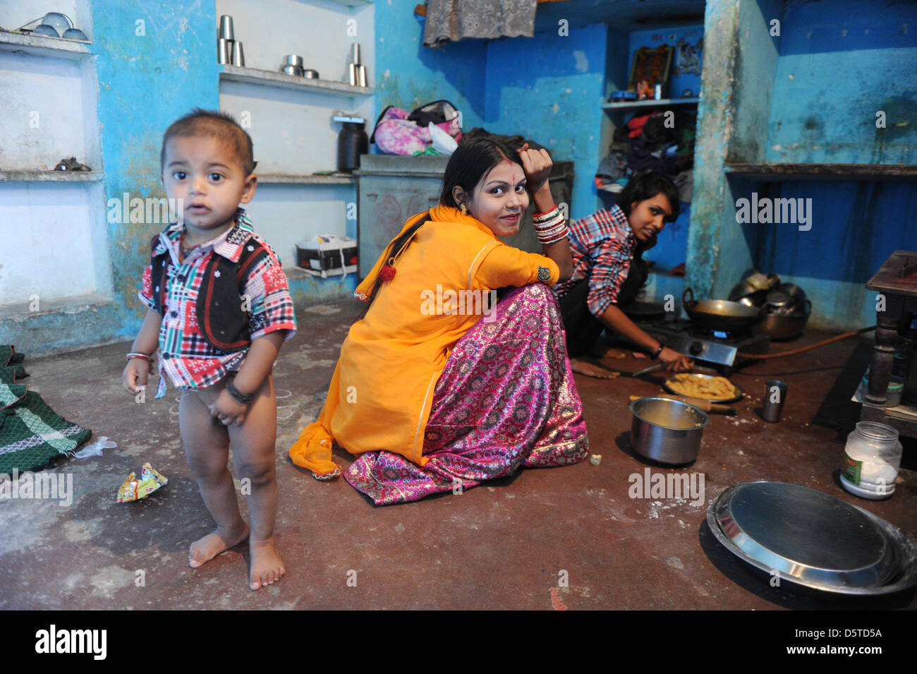 Blick auf ein Haus in einer armen Gegend von Jaipur, Indien, 15. November 2012. Die Familie von Suraj Devi bekam Geld von SOS-Kinderdorf Dorf von Jaipur für einen Marktstand für ihren Lebensunterhalt sorgen. Im Moment unterstützen die SOS-Kinderdörfer 99 Fälle von Familien, Frauen oder Kinder außerhalb der Kinderdörfer. Vor allem, wird die Aufnahme von Kindern in der Schule unterstützt. Foto: J Stockfoto