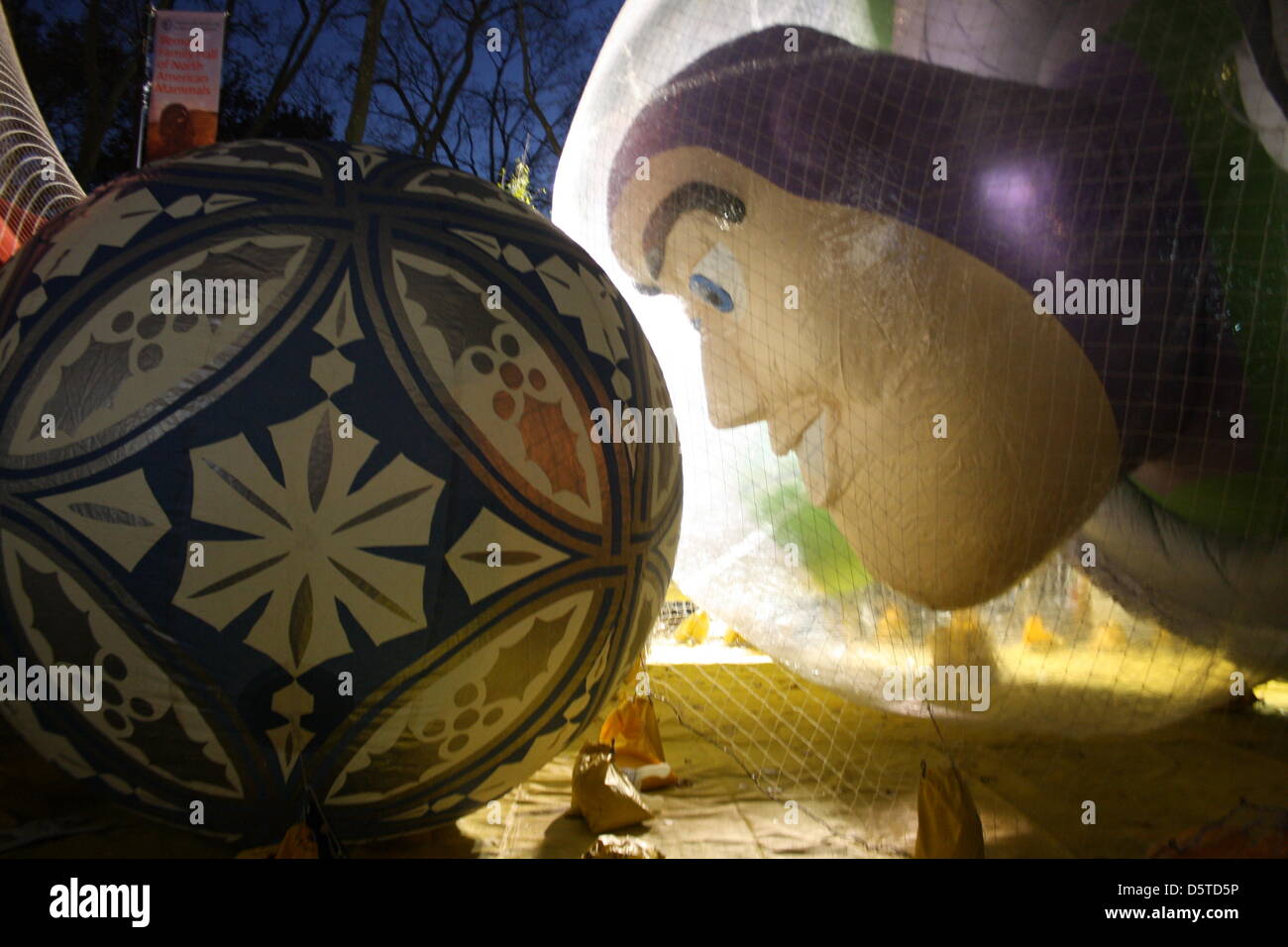 Ein großer Ballon als comic-Figur befindet sich in einer Straße im American Museum of Natural History in der Nähe von Central Park in New York, USA, 21. November 2012. Aufblasen der Ballons vor Thanksgiving Parade ist seit mehr als 80 Jahren, vor allem für Kinder ein Spektakel. Foto: CHRISTINA HORSTEN Stockfoto