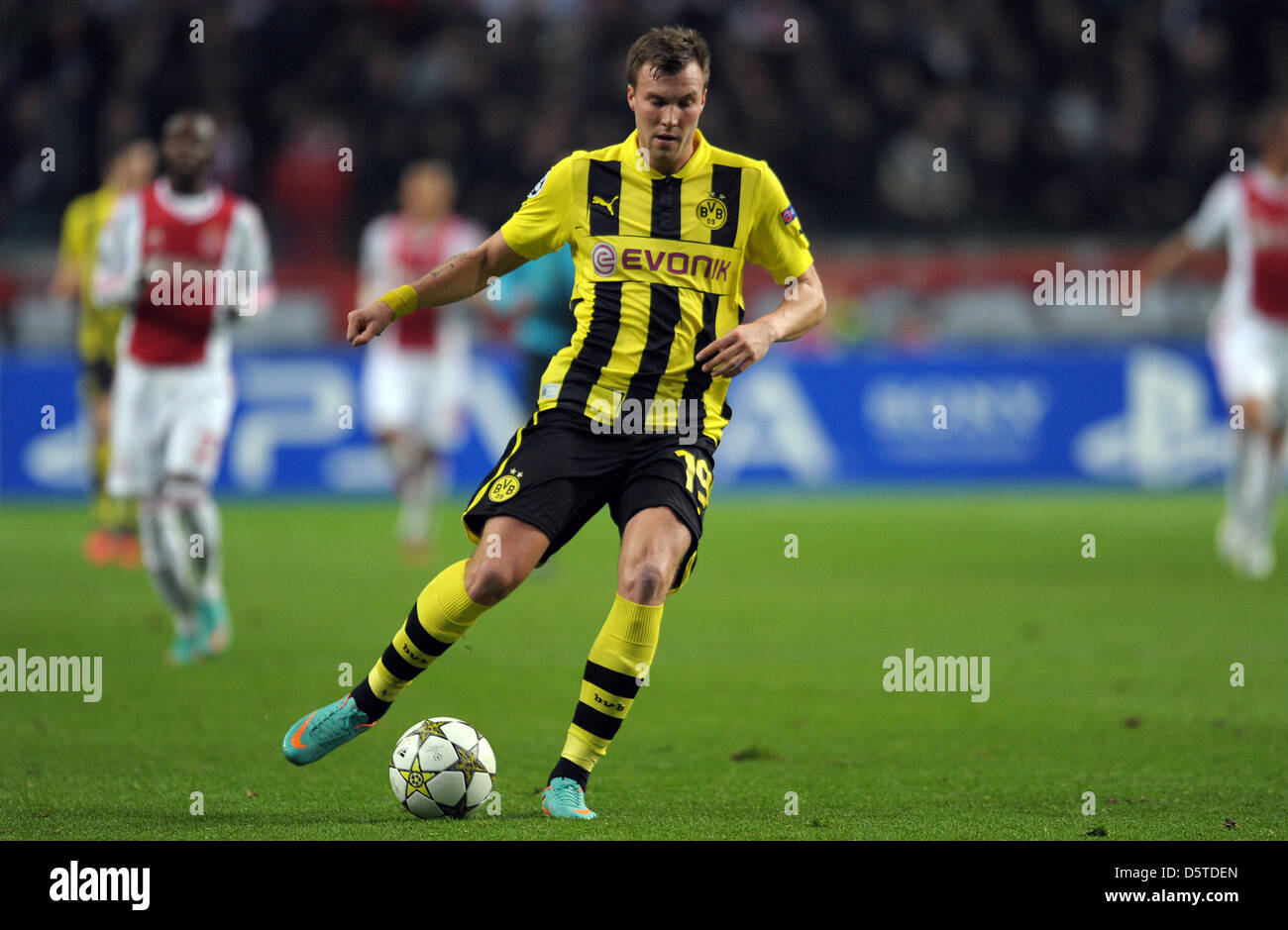 Dortmund s Kevin Großkreutz spielen den Ball während der UEFA Champions League-Gruppe D-Fußballspiel Ajax Amsterdam vs Borussia Dortmund in der Amsterdam Arena in Amsterdam, Niederlande, 21. November 2012. Foto: Federico Gambarini/dpa Stockfoto