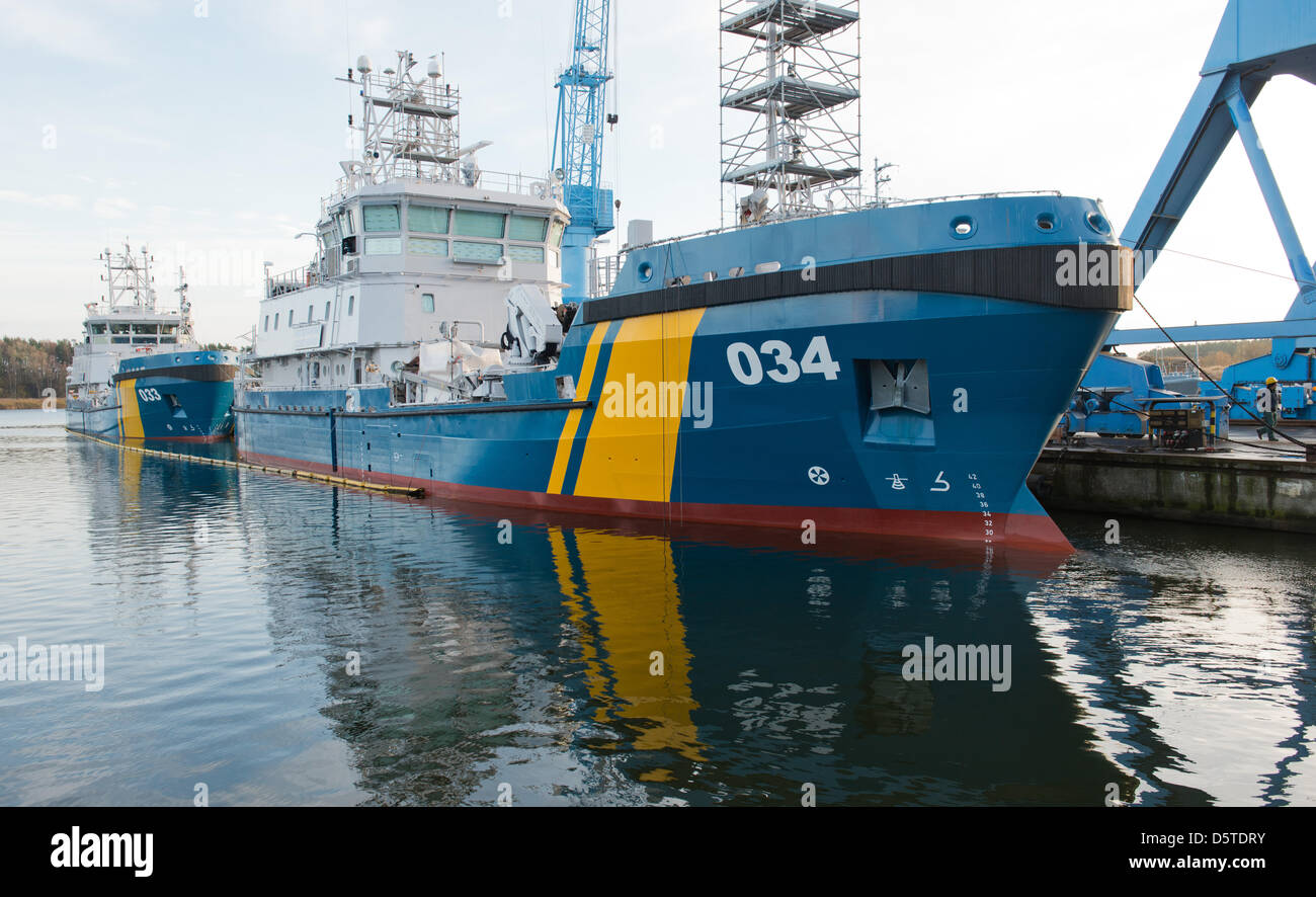 Schwedische Küstenwache Schiffe liegen auf der P + S Werft Werft "Peene-Werft Wolgast" in Wolgast, Deutschland, 22. November 2012. Der Verkauf der insolventen Peene-Werft Wolgast neigt sich dem Ende. Nach der Insolvenzverwalter würde zahlreiche Investoren ihre Gebote für das 400-Mitarbeiter-Unternehmen bis Ende November machen. Foto: Stefan Sauer Stockfoto