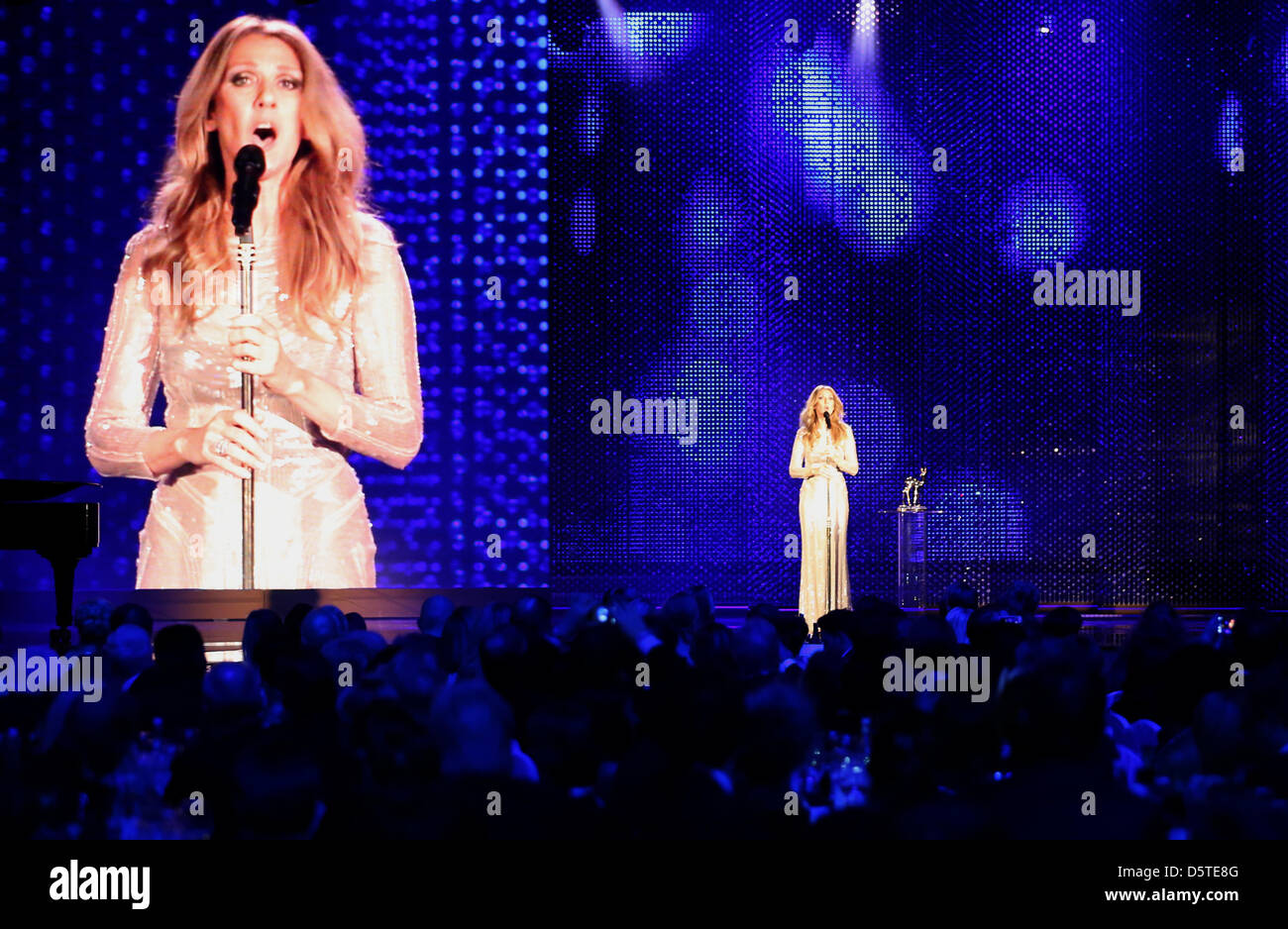 Kanadische Sängerin Celine Dion führt auf der Bühne neben der Bambi-Trophy für die Kategorie  Entertaiment  während der Preisverleihung in Düsseldorf, Deutschland, 22. November 2012. Die Bambis sind die wichtigsten deutschen Medien Auszeichnungen und sind zum 64. Mal vorgestellt. Foto: Oliver Berg/Dpa +++(c) Dpa - Bildfunk +++ Stockfoto