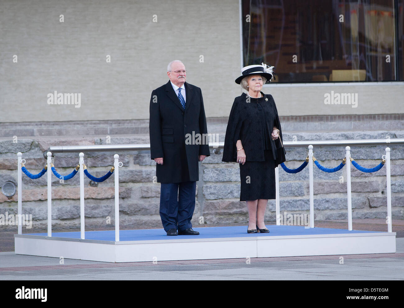 Königin Beatrix der Niederlande und Präsident Ivan Gasparovic der Slowakei besuchen die Technologieregion Brainport Eindhoven, The Netherlands, 22. November 2012. Am Ende des Tages besucht Königin Beatrix der Abschiedszeremonie für die Präsidenten der Slowakei. Foto: Patrick van Katwijk Niederlande Stockfoto