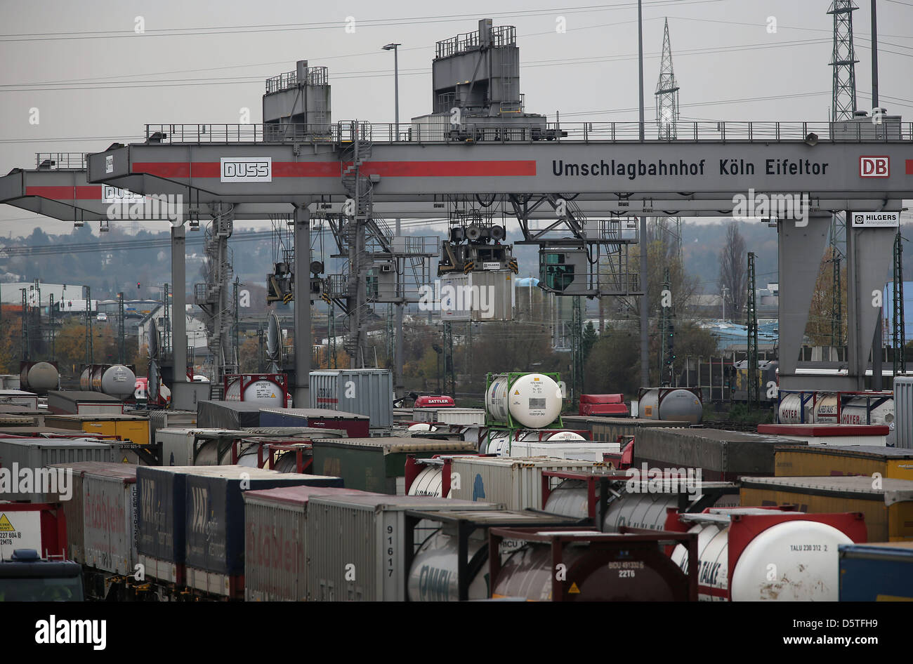 Container werden von LKW auf Züge verladen und umgekehrt beim Containerumschlag Köln Eifeltor in Köln, 23. November 2012. Das deutsche Bruttoinlandsprodukt im dritten Quartal stieg nur eine magere.2 Prozent im Vergleich zum Vorquartal. Foto: Oliver Berg Stockfoto