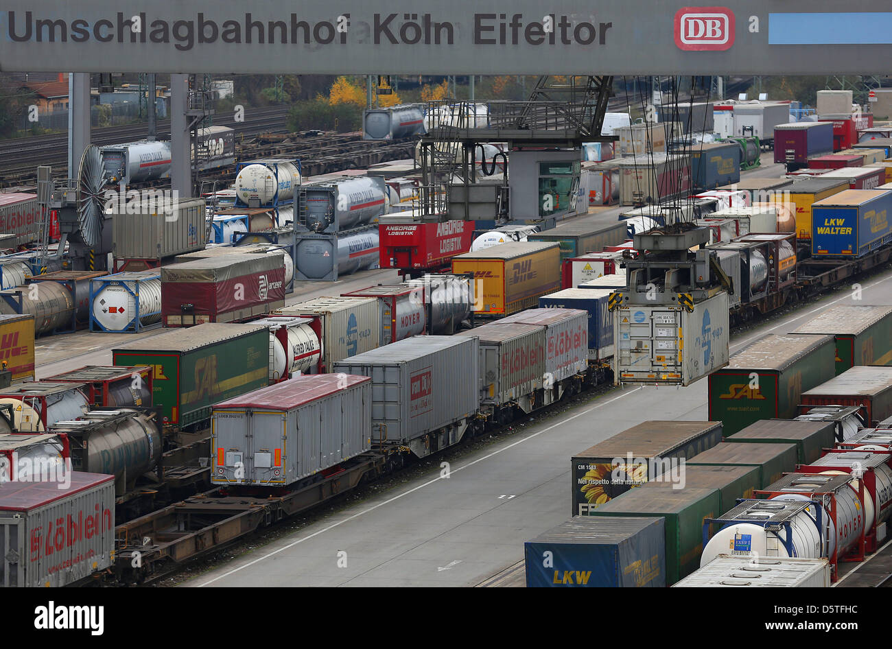Container werden von LKW auf Züge verladen und umgekehrt beim Containerumschlag Köln Eifeltor in Köln, 23. November 2012. Das deutsche Bruttoinlandsprodukt im dritten Quartal stieg nur eine magere.2 Prozent im Vergleich zum Vorquartal. Foto: Oliver Berg Stockfoto