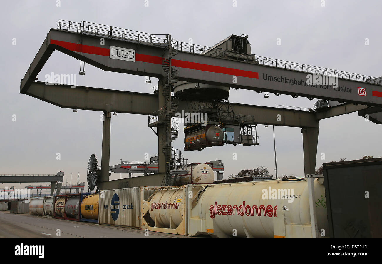 Container werden von LKW auf Züge verladen und umgekehrt beim Containerumschlag Köln Eifeltor in Köln, 23. November 2012. Das deutsche Bruttoinlandsprodukt im dritten Quartal stieg nur eine magere.2 Prozent im Vergleich zum Vorquartal. Foto: Oliver Berg Stockfoto