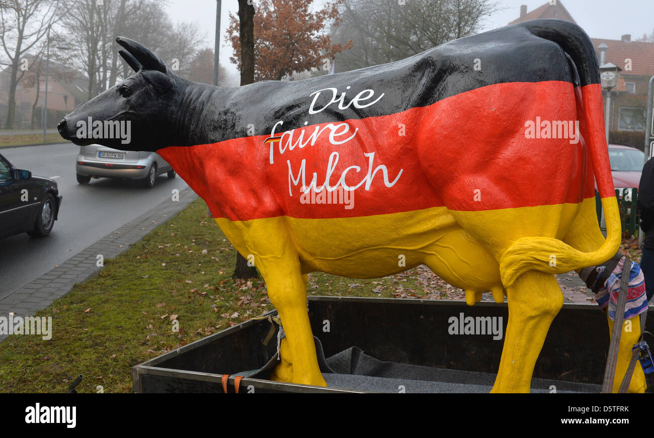 Ein Kunststoff Kuh-Kampagnen für einen fairen Milchpreis als Milchviehhalter sind auf eine Protest-Fahrt nach Brüssel, in der Nähe von Soltau, Deutschland, 24. November 2012. Foto: CARMEN JASPERSEN Stockfoto
