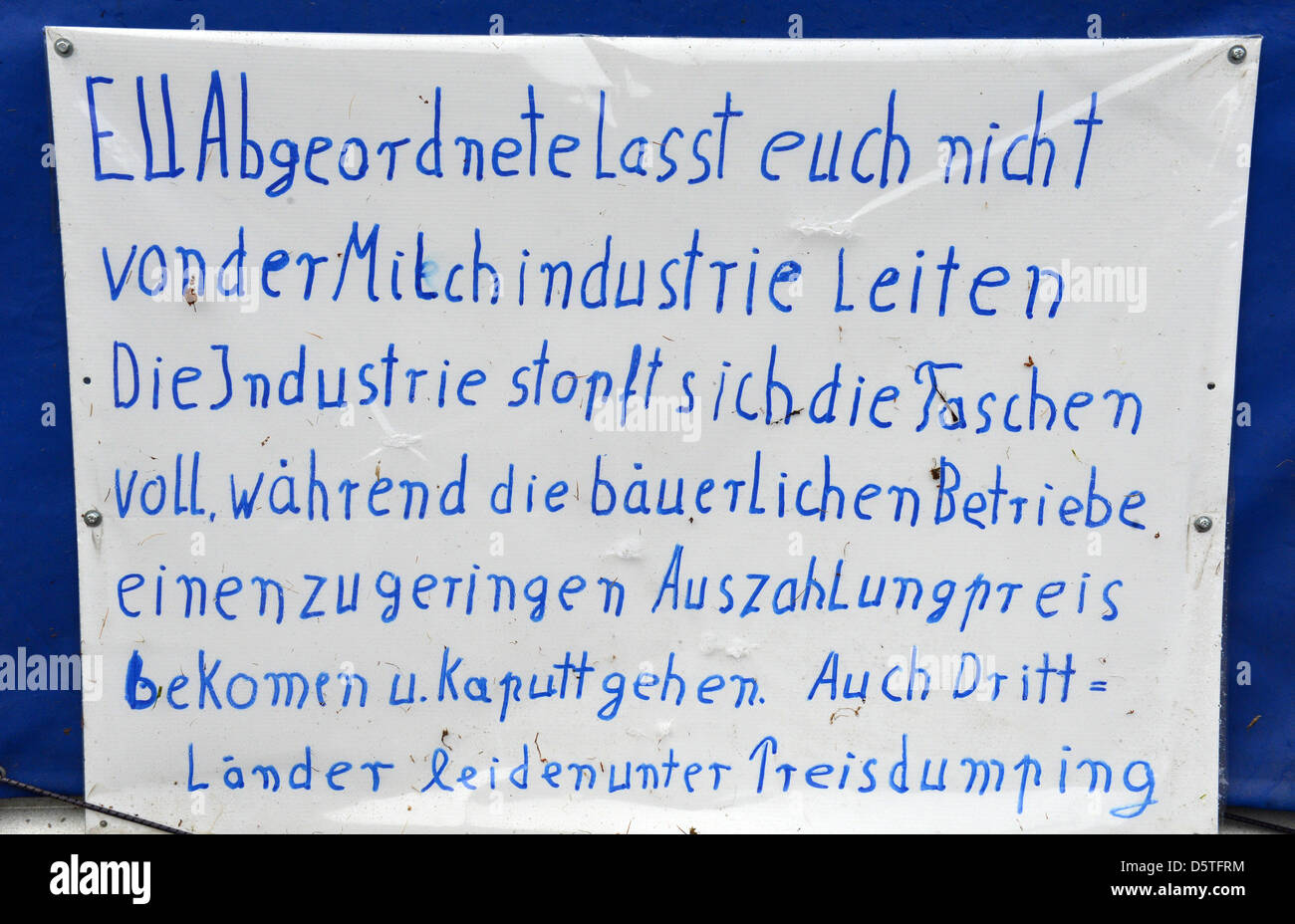 Ein Plakat-Kampagnen für einen fairen Milchpreis als Milchviehhalter sind auf einen Protest Fahrt nach Brüssel, in Soltau, Deutschland, 24. November 2012. Foto: CARMEN JASPERSEN Stockfoto