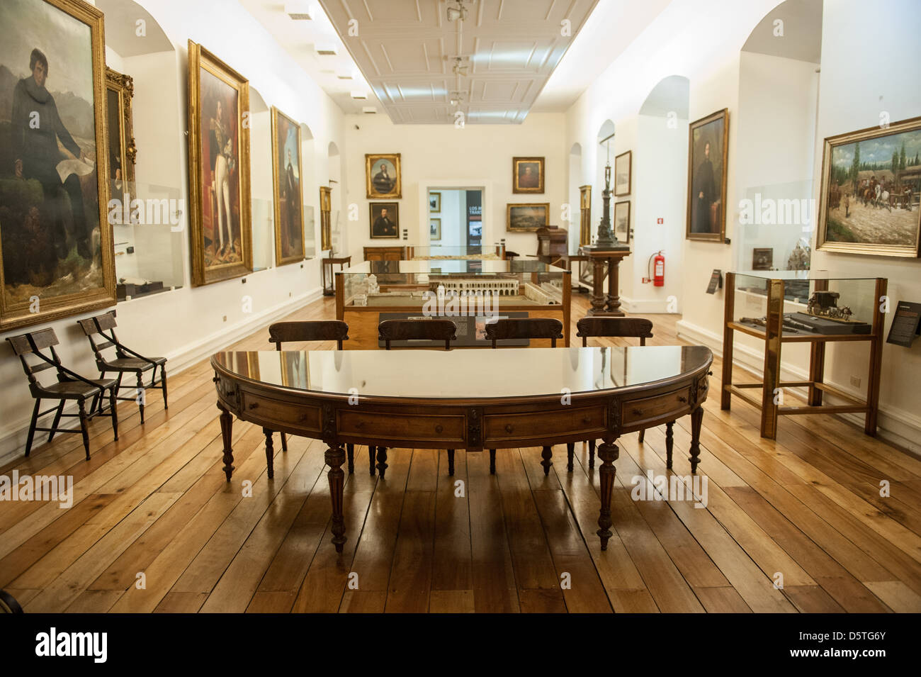 Historische Kunstwerke, Gemälde und Möbel im Historical Society in Santiago Chile Stockfoto