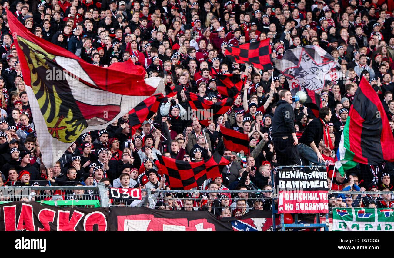 Nürnberger Fans halten Streamer in der deutschen Bundesliga-Spiel zwischen der SpVgg Greuther Fürth und 1. FC Nuremerg in Trolli Arena in Fürth, Deutschland, 24. November 2012. Foto: Sven Grundmann (Achtung: EMBARGO Bedingungen! Die DFL ermöglicht die weitere Nutzung der nur bis zu 15 Bilder (keine Sequntial Bilder oder Video-ähnliche Reihe der Bilder erlaubt) über das Internet und auf Stockfoto