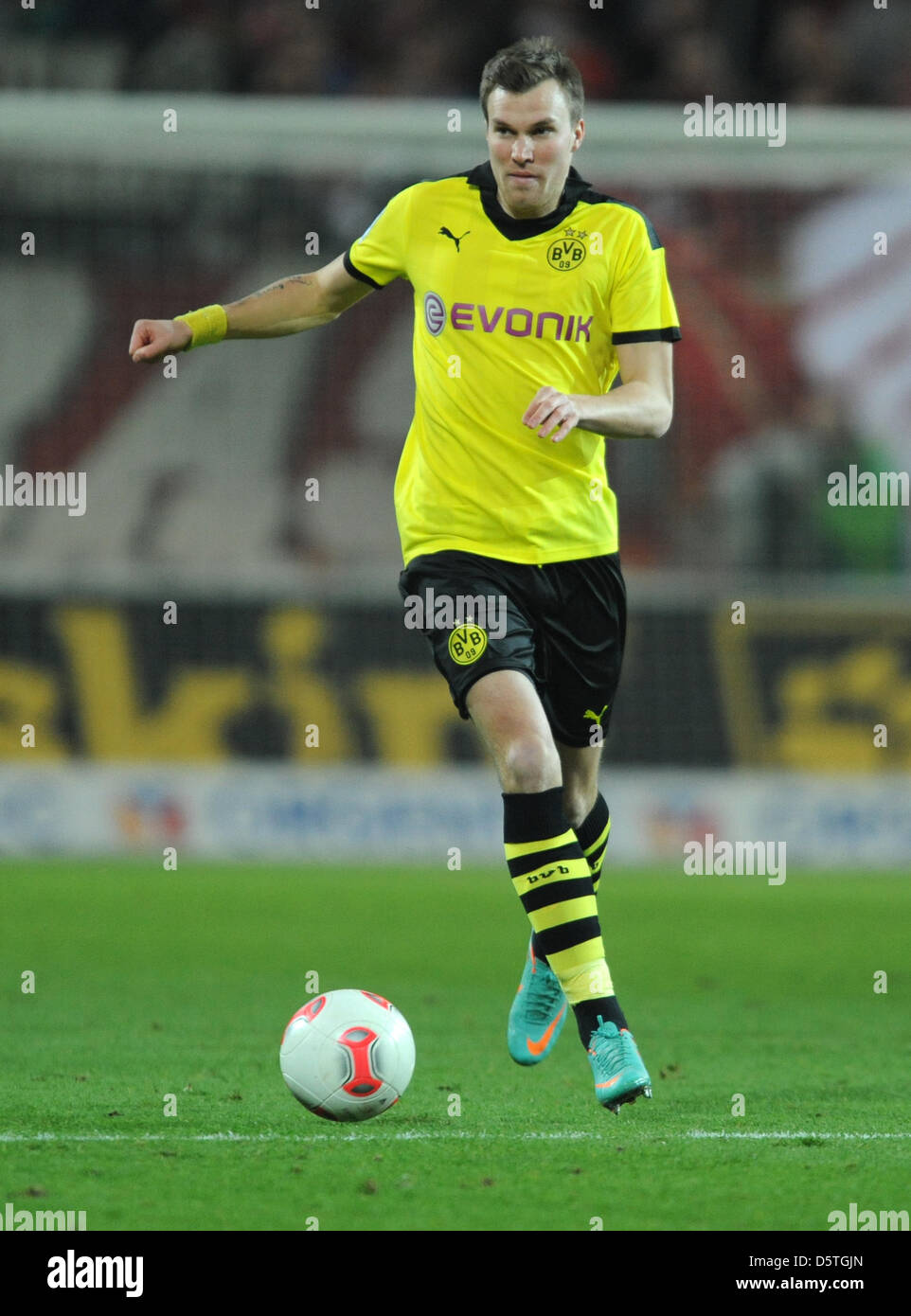 Dortmunds Kevin Grosskreutz kickt den Ball der Bundesliga-match zwischen 1. FSV Mainz 05 und Borussia Dortmund in der Coface Arena in Mainz, Deutschland, 24. November 2012. Foto: ARNE DEDERT Stockfoto