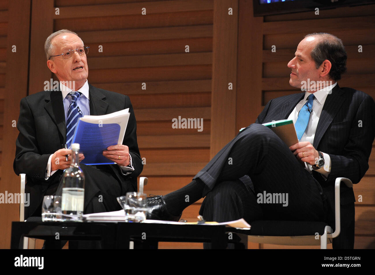 Antonio Maria Costa und Eliot Spitzer Intelligence2 und Google + Gastgeber die "Es ist Zeit, Ende den Krieg gegen Drogen" Diskussion auf des Königs Stockfoto