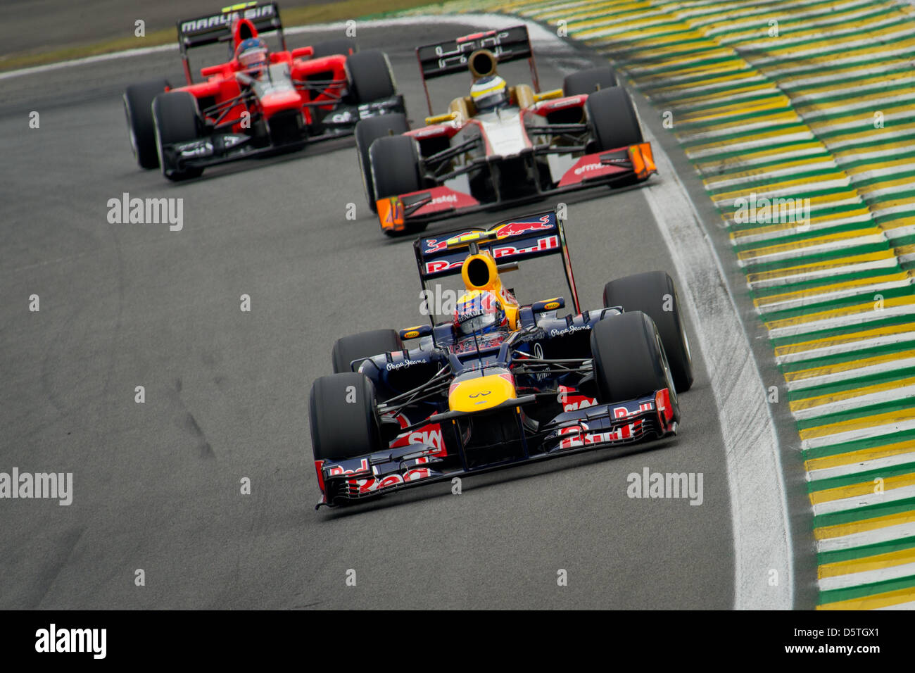 Australischen Formel1-Fahrer Mark Webber von Red Bull steuert sein Auto vor Spanisch Pedro De La Rosa von HRT und Französisch Charles Pic von Marussia während der Qualifikation-Sitzung auf dem Autodromo Jose Carlos Pace in Sao Paulo, Brasilien, 24. November 2012. Die Formel 1 Grand Prix von Brasilien stattfinden am 25. November 2012. Foto: David sollte/Dpa +++(c) Dpa - Bildfunk +++ Stockfoto