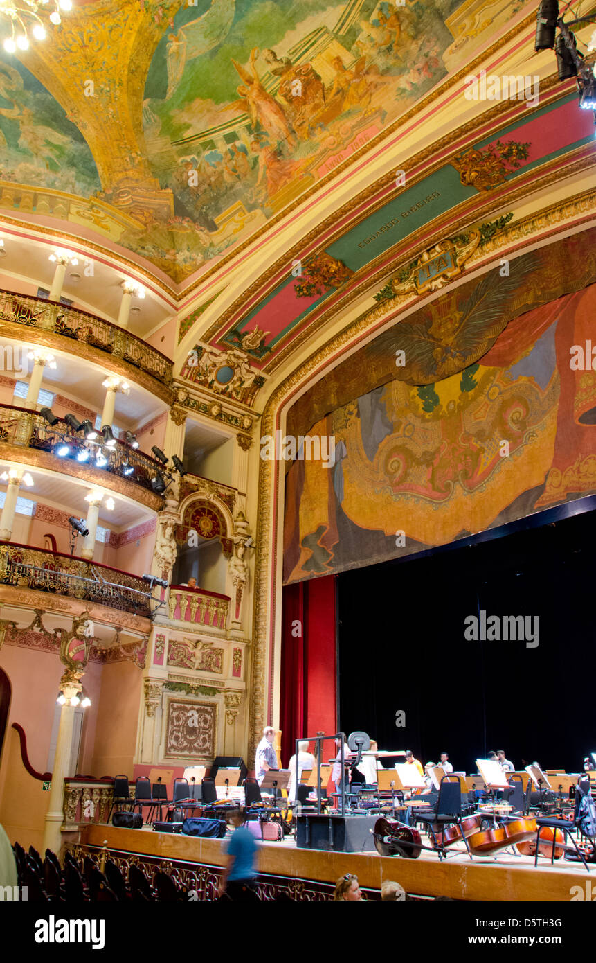Brasilien, Amazonas, Manaus. Historische Manaus Opera House (aka Teatro Amazonas), ca. 1882, im neoklassischen Stil erbaut. Stockfoto