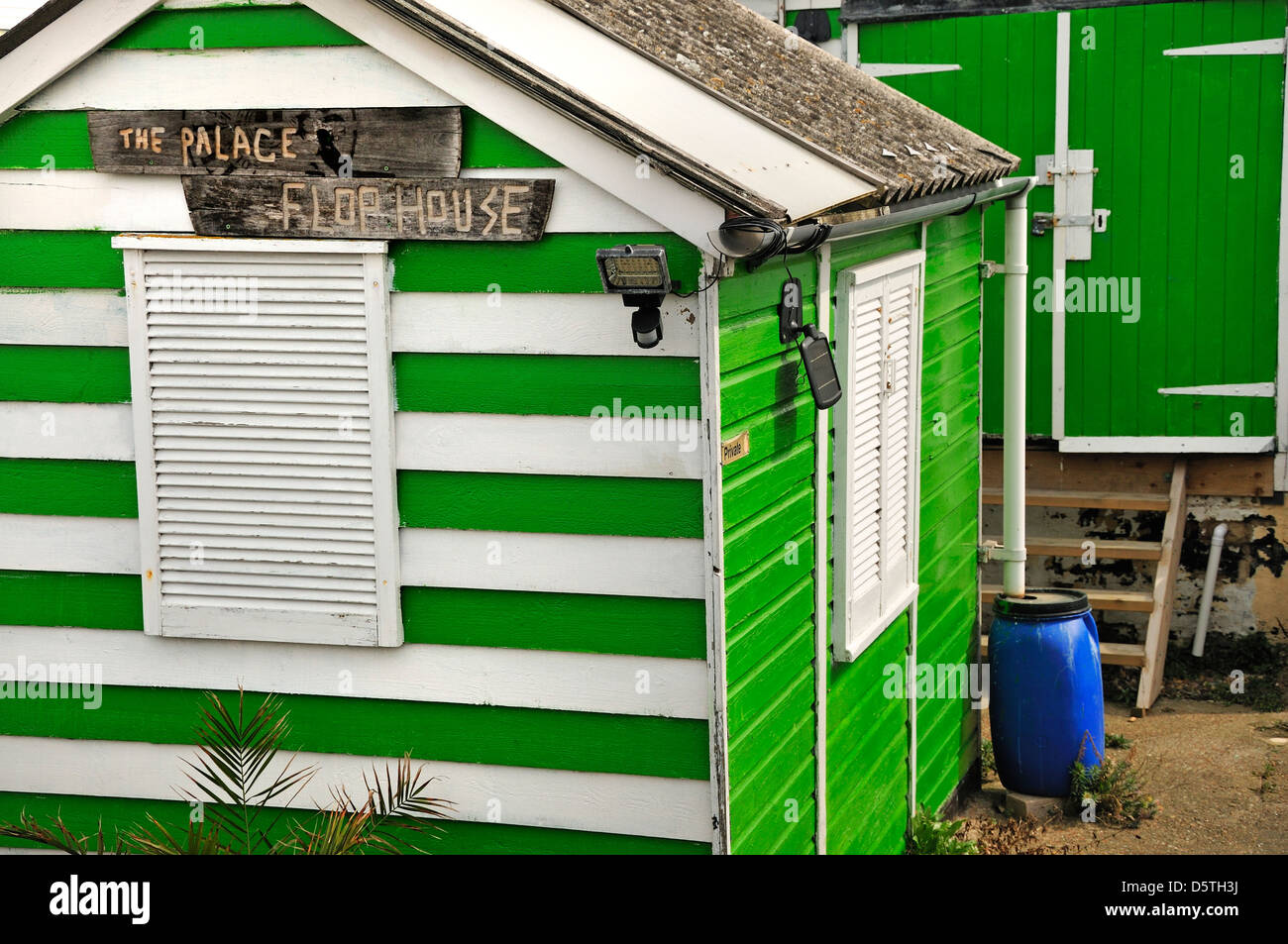 Whitstable, Kent, England, UK. Grünen und weißen Strand Hütte-"The Palace - Flop House" Stockfoto