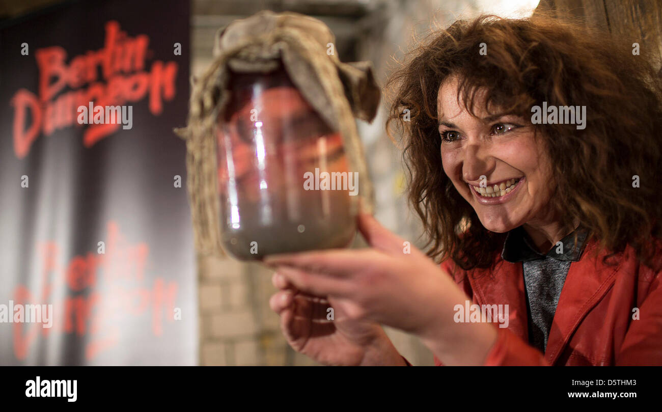 Schauspielerin Nadine Baier stellt bei einem Casting für Horror Schauspieler im Admiralspalast in Berlin, Deutschland, 25. November 2012. Im Frühjahr 2013 öffnet "Berlin Dungeon" zwischen Hackescher Markt und Alexanderplatz. Der Dungeon wird Entertatining Horror Methoden verwenden, um die Geschichte von Berlin vom Mittelalter bis zur Gegenwart. Foto: Hannibal Stockfoto