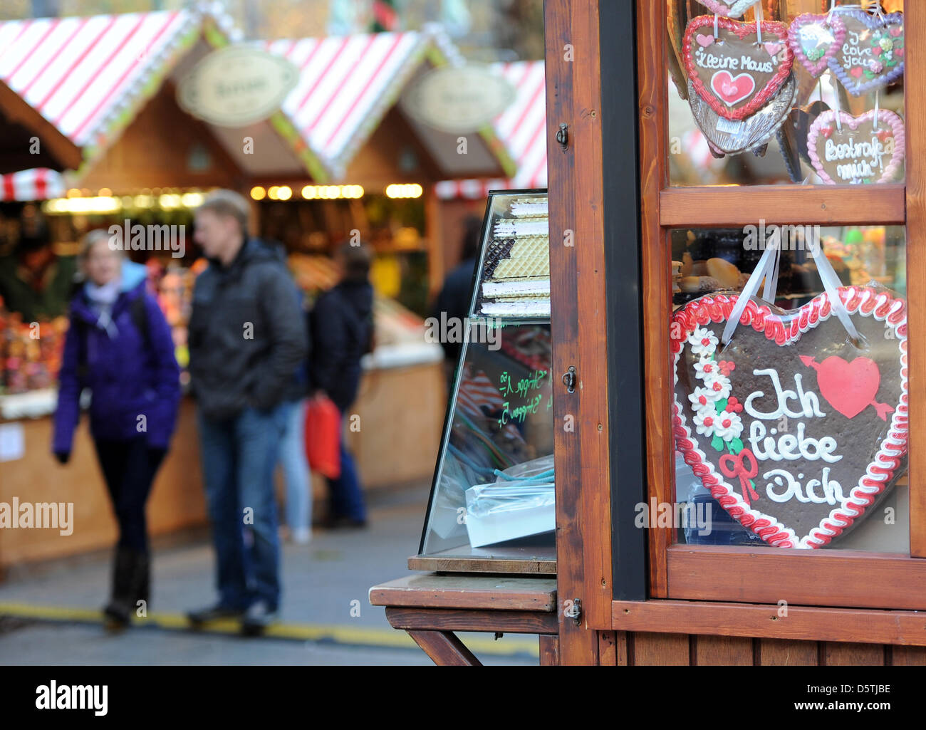 Lebkuchenherzen, ausgestellt in einem Stall auf dem Weihnachtsmarkt in der Nähe der Gedächtniskirche "Gedaechtniskirche" in Berlin, Deutschland, 26. November 2012. Weihnachtsmärkte in Berlin eröffnen. Foto: Britta Pedersen Stockfoto