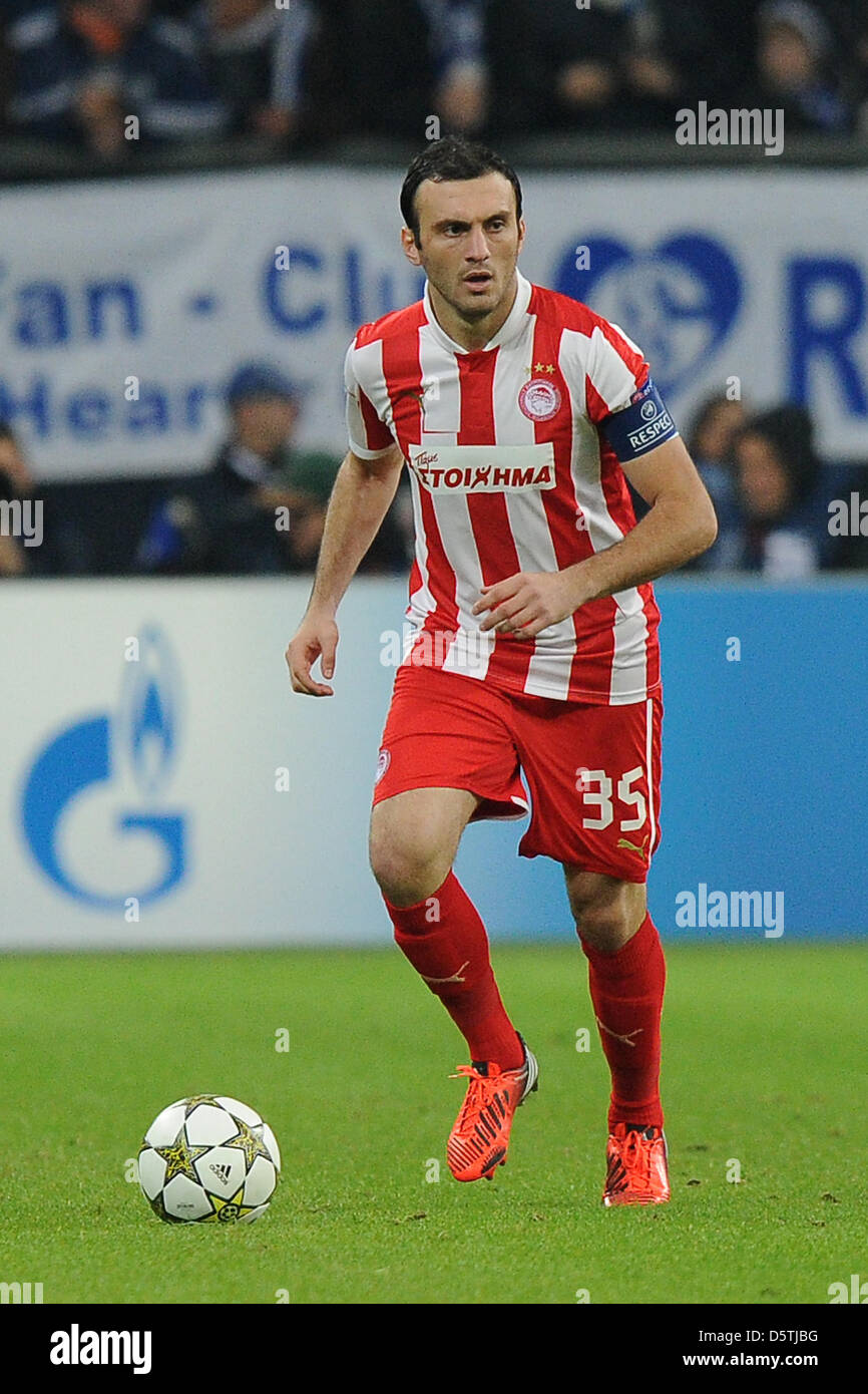 Olympiakos Piraeus' Vassilis Torossidis spielt den Ball während eines deutschen Bundesliga-Spiels zwischen Schalke 04 und Olympiakos Piräus in Veltins Arena in Gelsenkirchen, Deutschland, 21. November 2012. Foto: Revierfoto Stockfoto