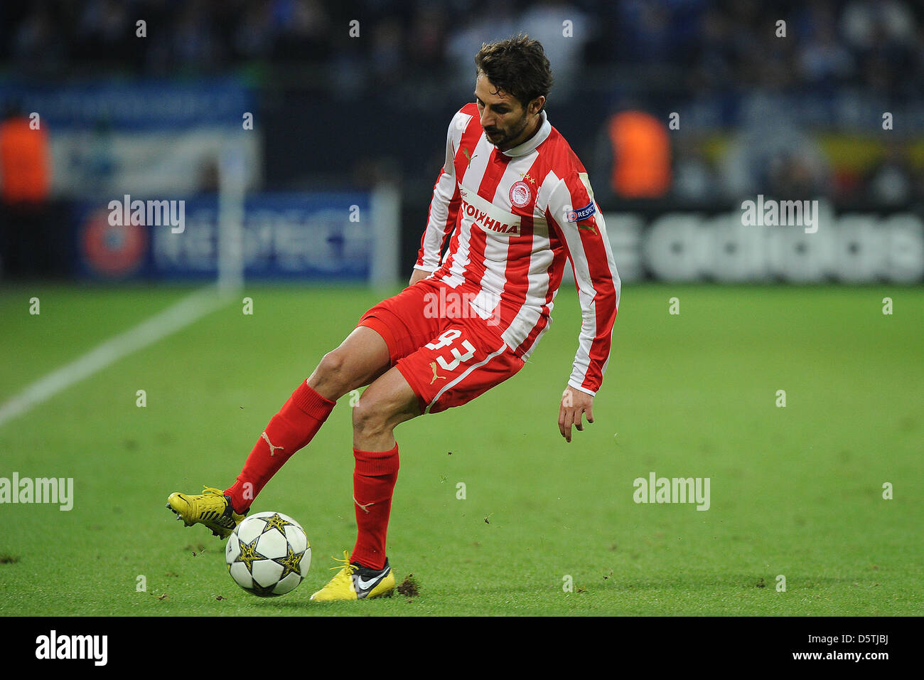 Olympiakos Piraeus' Djamel Abdoun spielt den Ball während eines deutschen Bundesliga-Spiels zwischen Schalke 04 und Olympiakos Piräus in Veltins Arena in Gelsenkirchen, Deutschland, 21. November 2012. Foto: Revierfoto Stockfoto