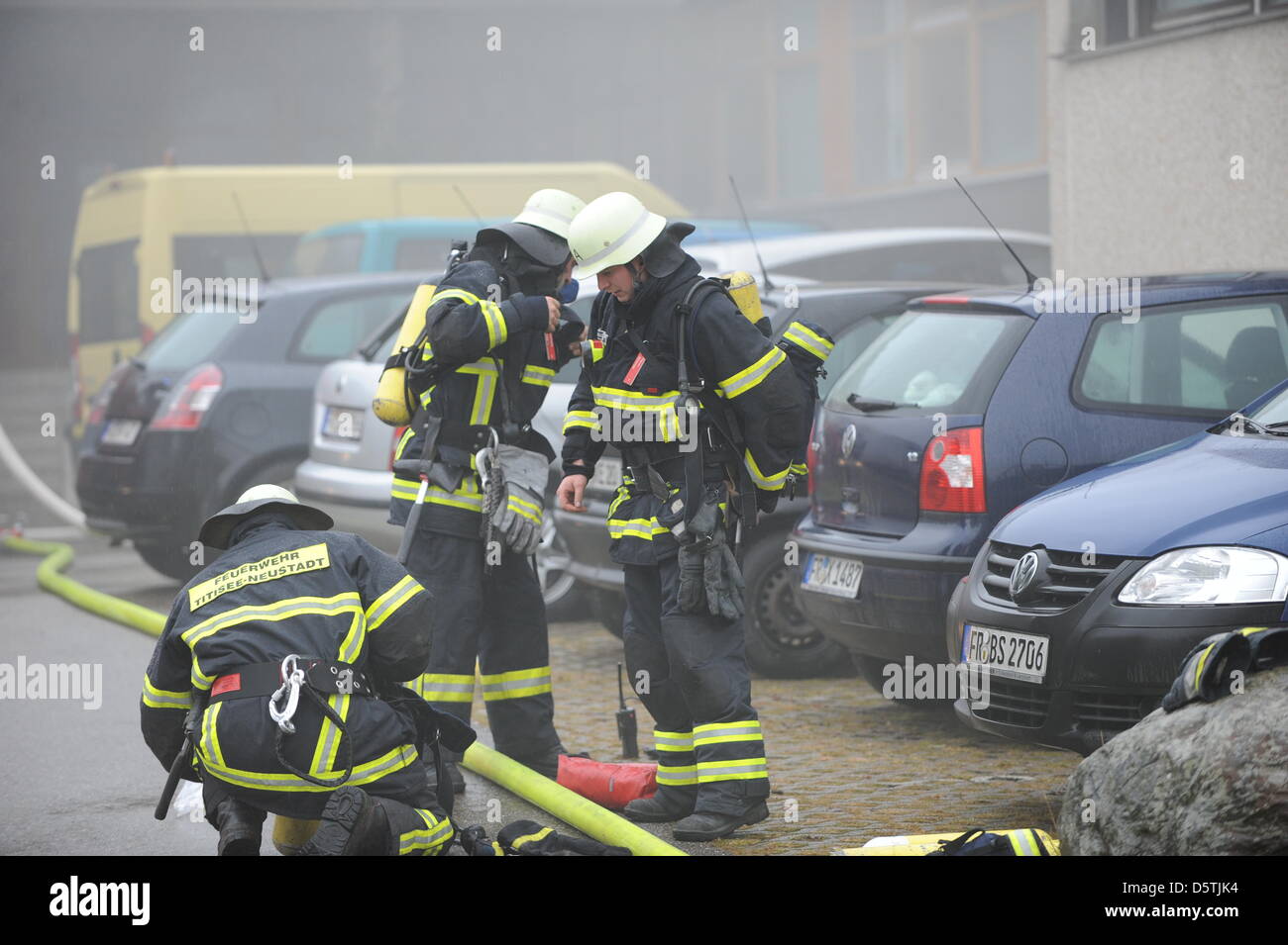 Feuerwehrleute löschen einen Brand in einer Behindertenwerkstatt in Titisee-Neustadt, Deutschland, 26. November 2012. Aus unklaren Gründen war ein Feuer in der Werkstatt ausgebrochen, 120 Menschen arbeiten deaktiviert. 14 Menschen starben im Feuer bis jetzt. Foto: PATRICK SEEGER Stockfoto