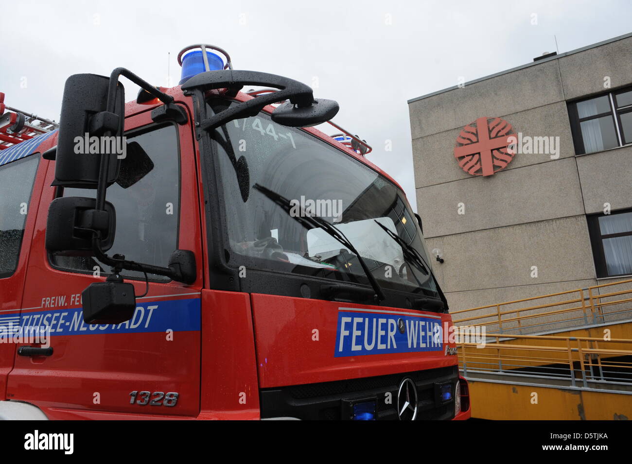 Ein Feuerwehr-LKW ist bei Löschung eines Brandes in einer Behindertenwerkstatt in Titisee-Neustadt, Deutschland, 26. November 2012 abgebildet. Aus unklaren Gründen war ein Feuer in der Werkstatt ausgebrochen, 120 Menschen arbeiten deaktiviert. 14 Menschen starben im Feuer bis jetzt. Foto: PATRICK SEEGER Stockfoto