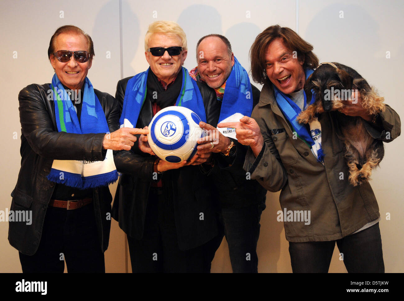 Schlager Sänger Michael Holm (l-R), Heino, Olaf Henning und Juergen Drews mit Dackel Fienchen posieren mit einem Ball während der Pressekonferenz für die Schlager-Nacht auf Schalke in Gelsenkirchen, Deutschland, 26. November 2012. Die Veranstaltung statt findet am 19. Juli 2013 in der Veltins Arena in Gelsenkirchen. Foto: Horst Ossinger Stockfoto